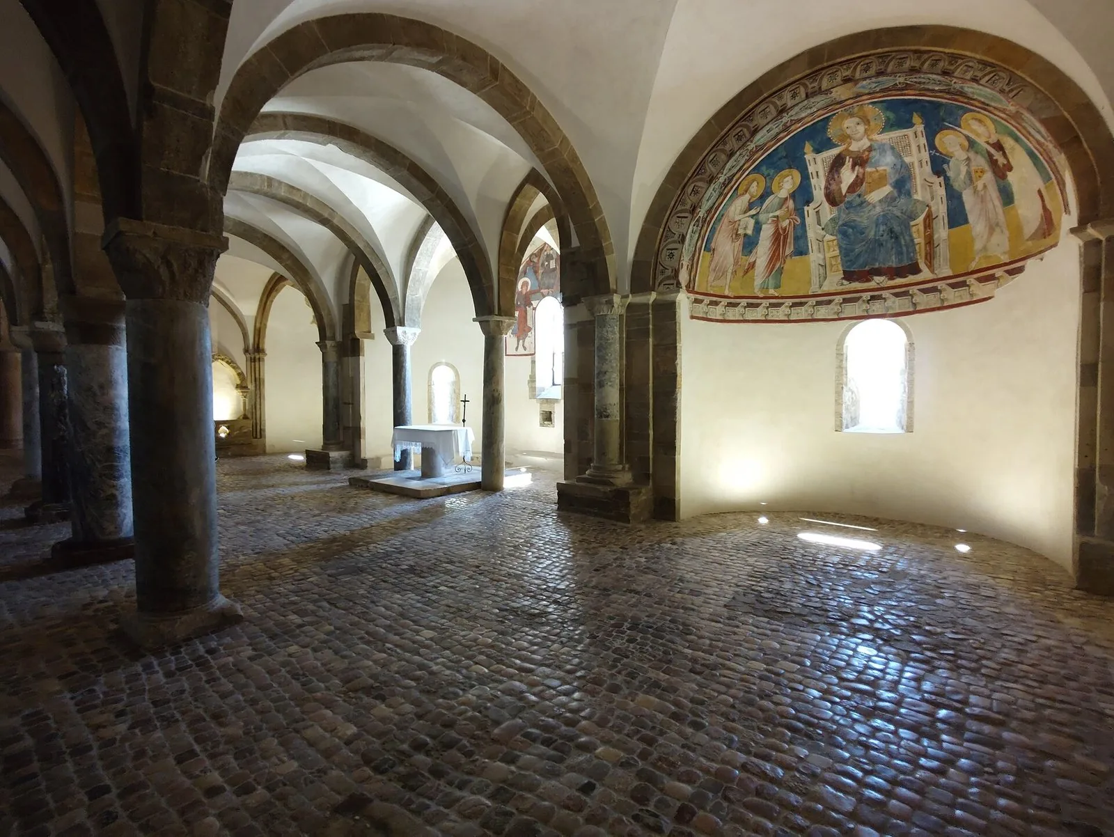 L'interno dell'Abbazia di San Giovanni in Venere, a Fossacesia