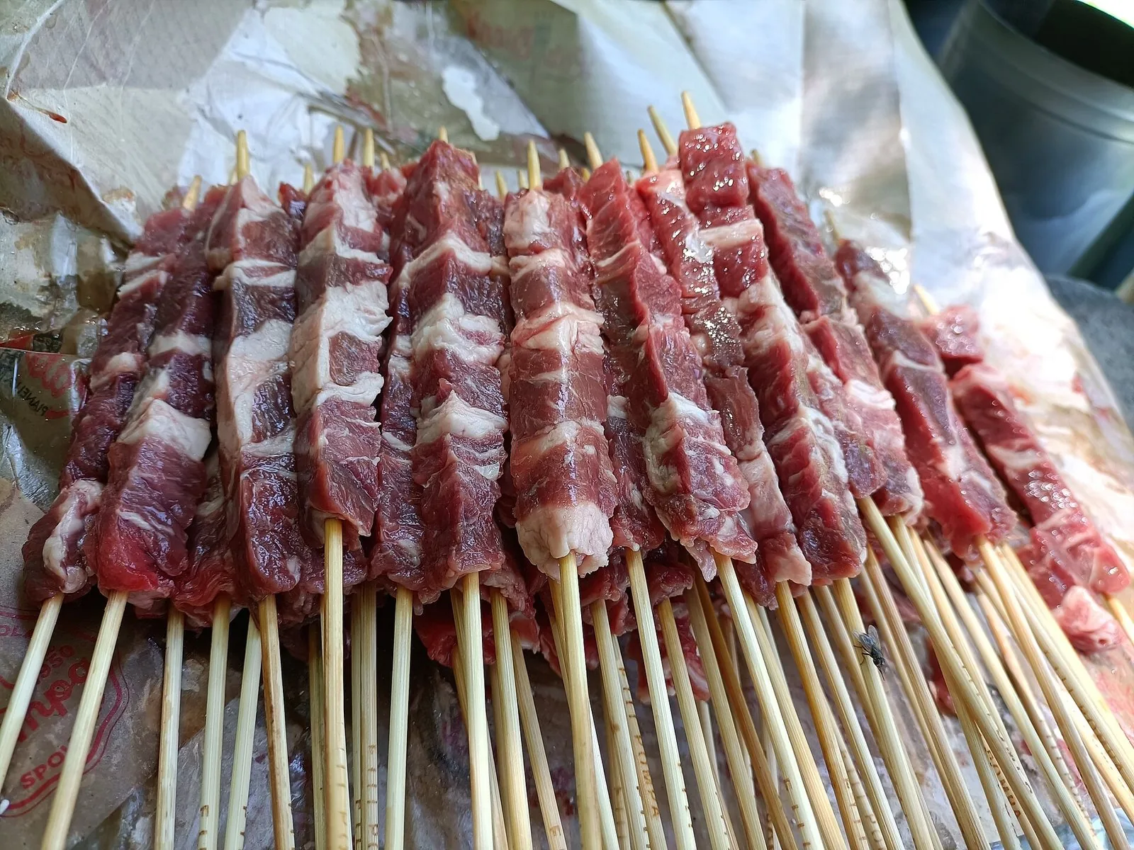 Gli arrosticini, presenza fissa delle sagre abruzzesi d'estate