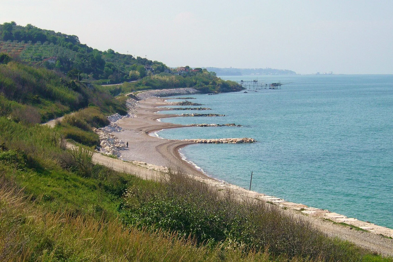 La Costa dei Trabocchi vista dall'alto, tra promontori e calette di ciottoli