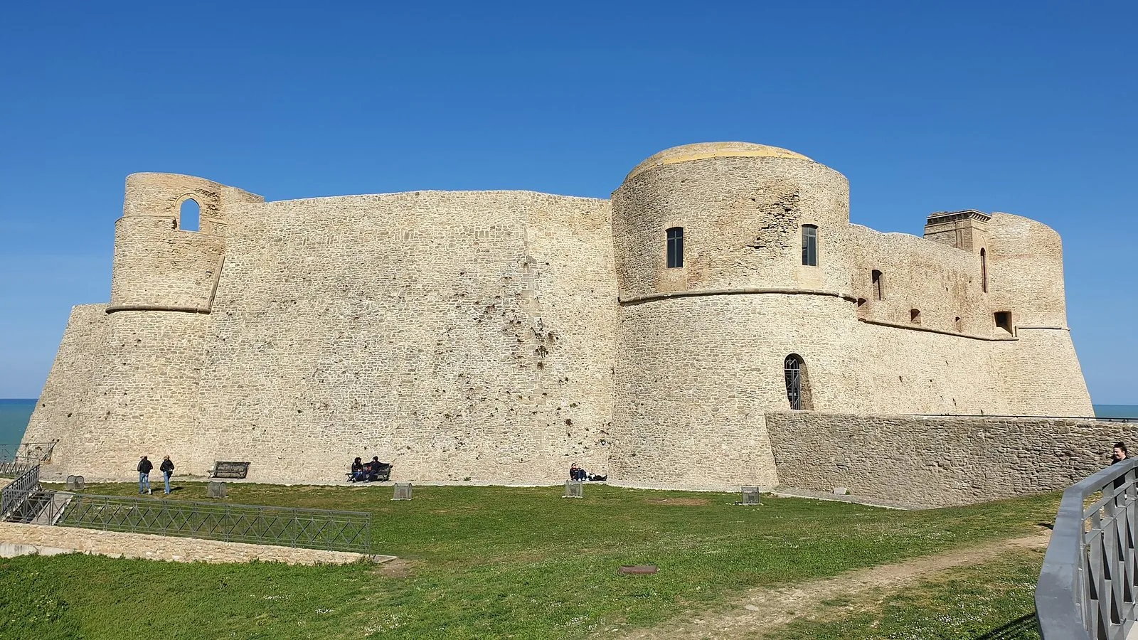 Il Castello Aragonese di Ortona, a picco sull'Adriatico