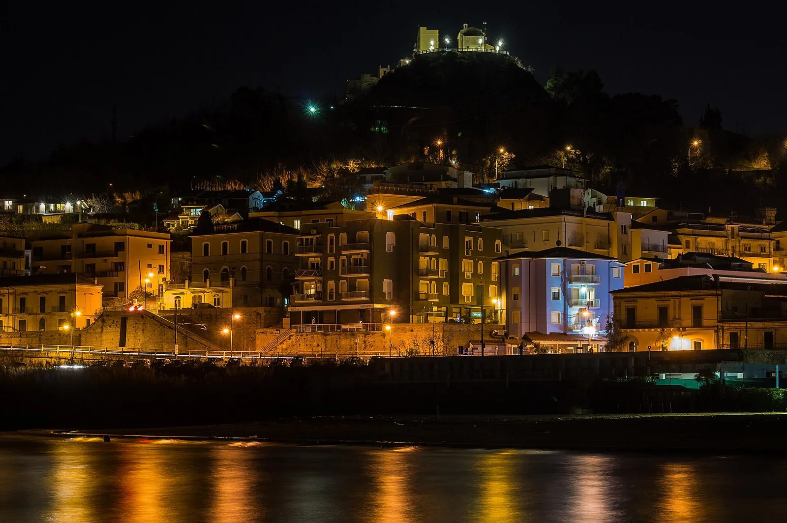 San Vito Chietino di sera, con le luci riflesse sul mare