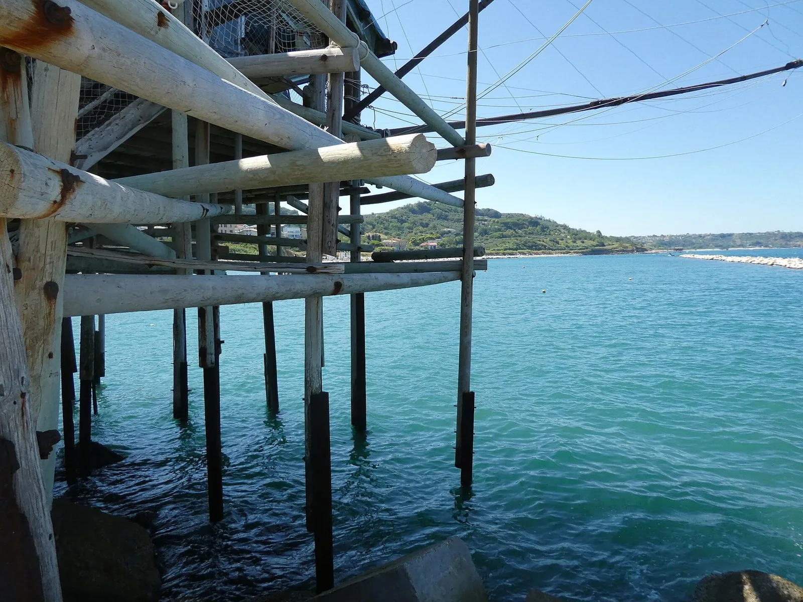 La struttura di legno di un trabocco vista da vicino