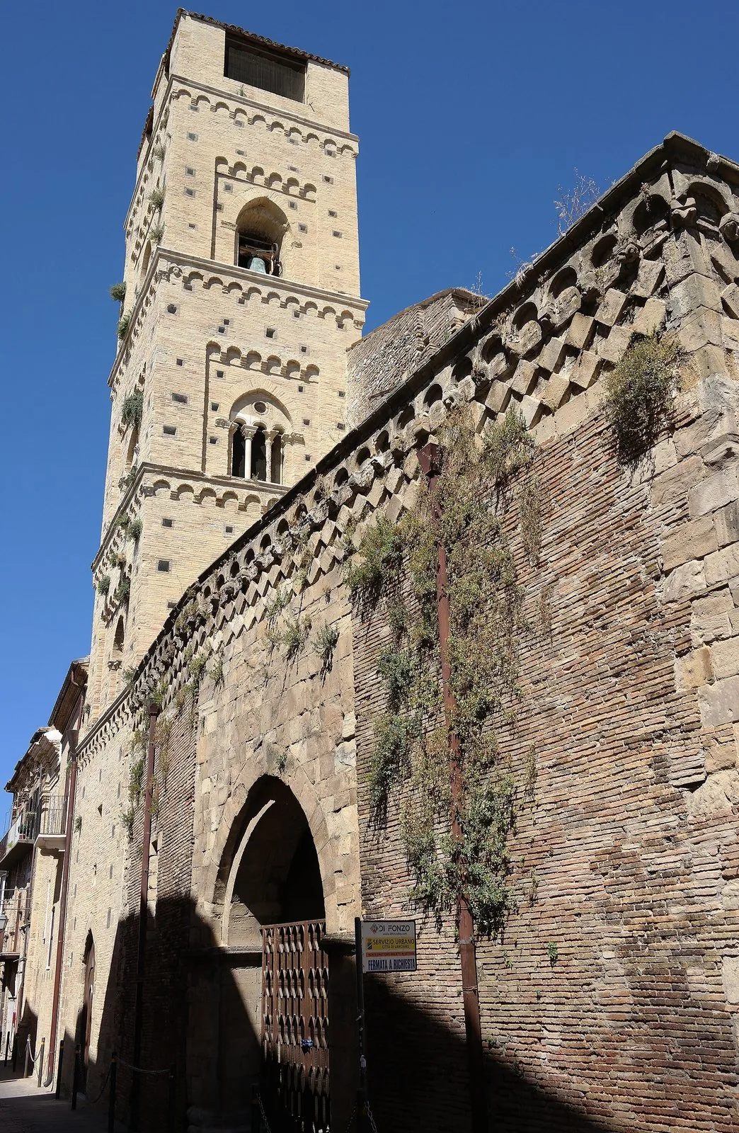 La facciata e il campanile di Santa Maria Maggiore, a Lanciano
