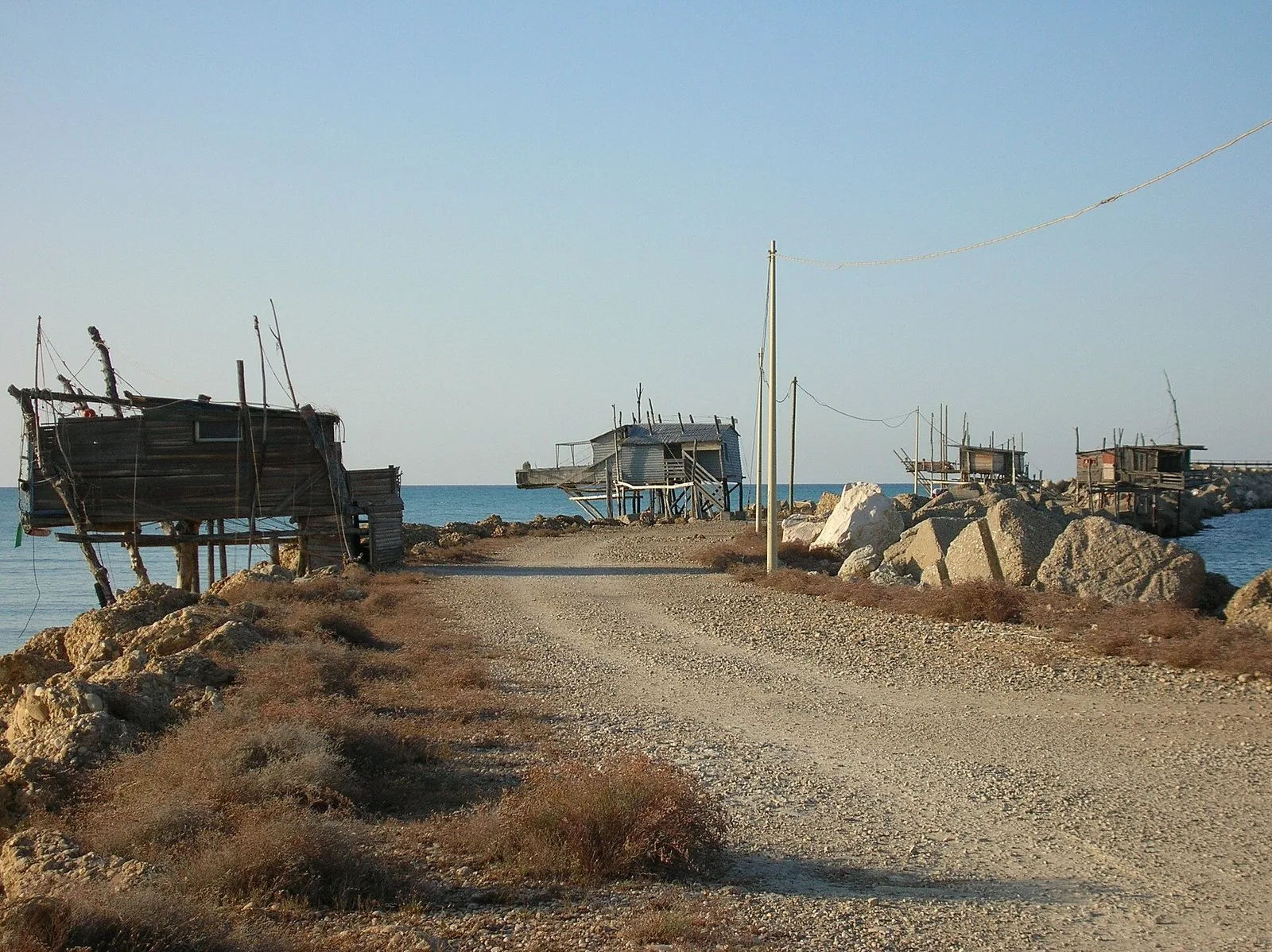 La costa verso Vasto, dove la strada corre a pochi metri dal mare