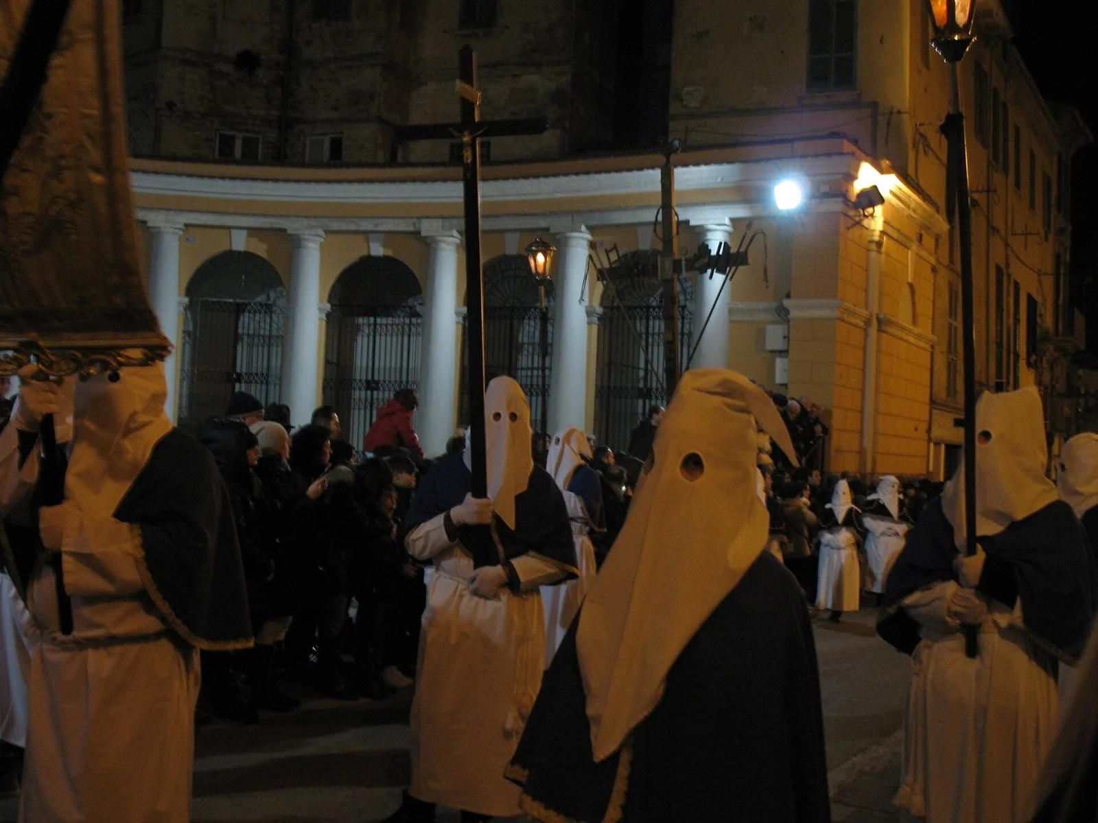 I confratelli incappucciati nella processione del Venerdì Santo di Chieti